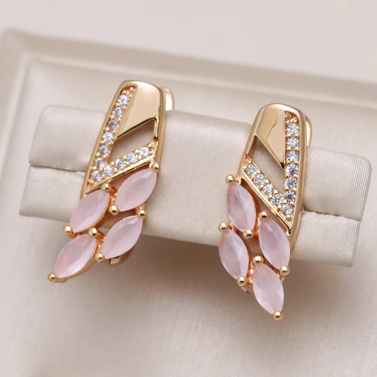 Pendientes fascinantes de cuarzo rosa con diseño elegante