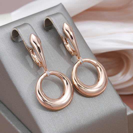 Pendientes dorados brillantes para un look elegante