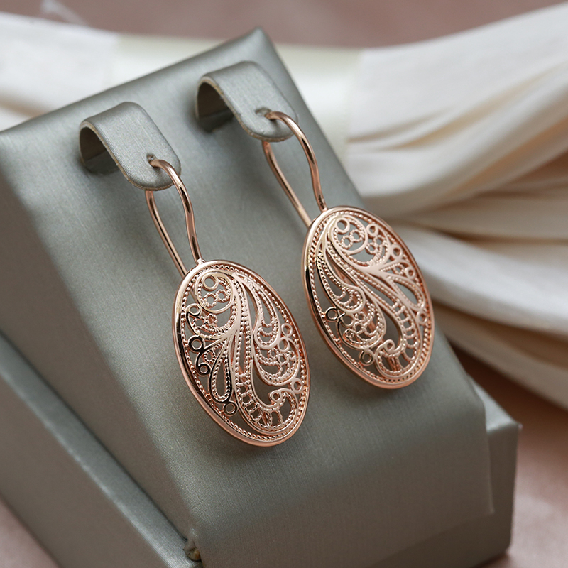 Pendientes dorados elegantemente brillantes para un look glamuroso