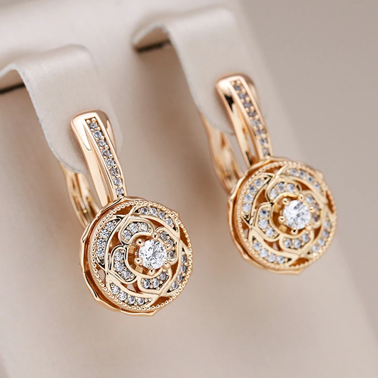 Pendientes dorados elegantes con brillantes piedras de circonita redondas