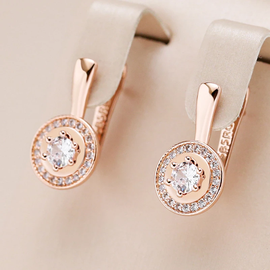 Exquisitos pendientes de oro con brillantes cristales blancos