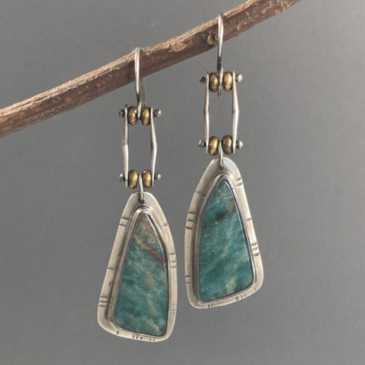 Pendientes vintage elegantes con brillante piedra verde en plata noble