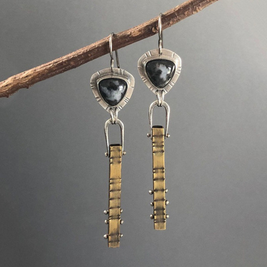 Pendientes vintage elegantes con piedra oscura y brillante en oro y plata nobles