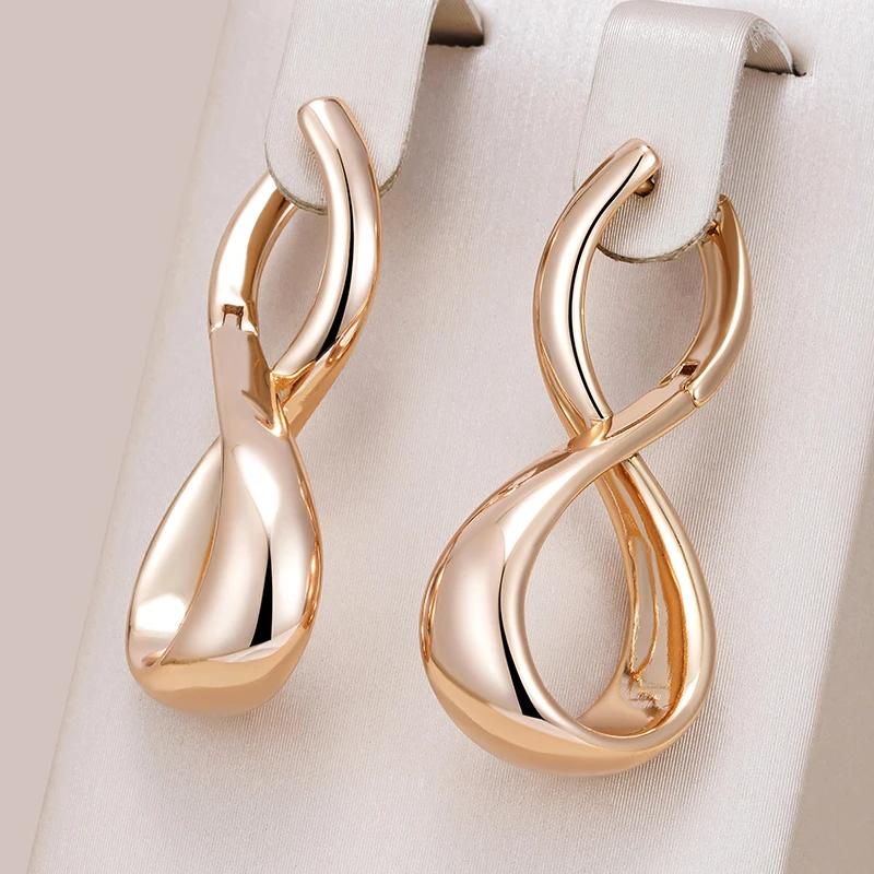 Pendientes de olas elegantes en brillante tono dorado