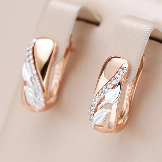 Pendientes dorados elegantes en diseño de rosa