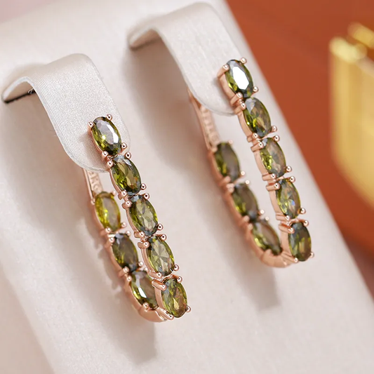 Pendientes dorados brillantes con cristales destellantes