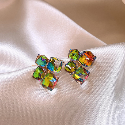 Elegantes pendiente de circonitas multicolores en un diseño dorado elegante