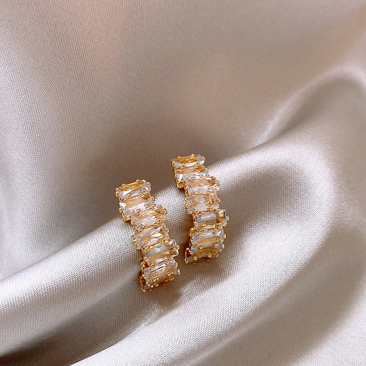 Pendientes de oro elegantes con adornos de circonio brillantes