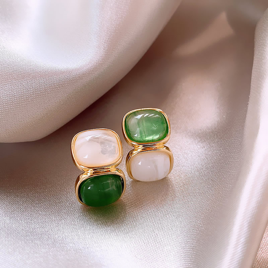 Pendientes femeninos en noble oro con brillantes piedras blancas y verdes