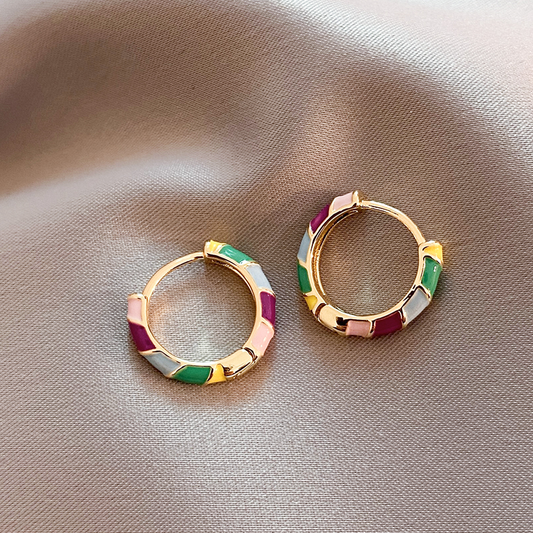 Pendientes de oro chic con brillantes acentos de esmalte multicolor