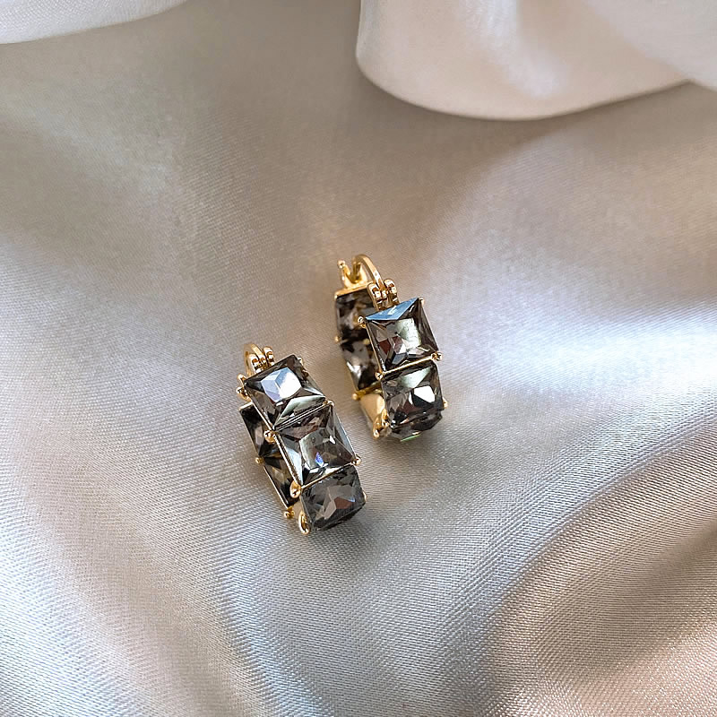 Elegantes pendientes de oro con brillantes circonitas negras