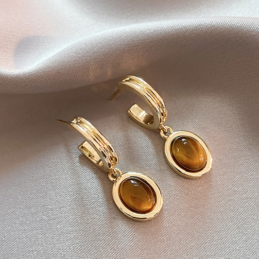 Elegantes pendientes de oro con brillantes cristales naranjas
