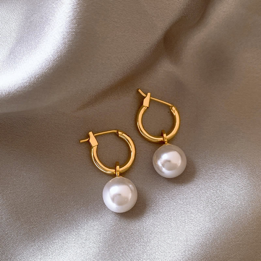 Aretes dorados elegantes con encantadoras perlas