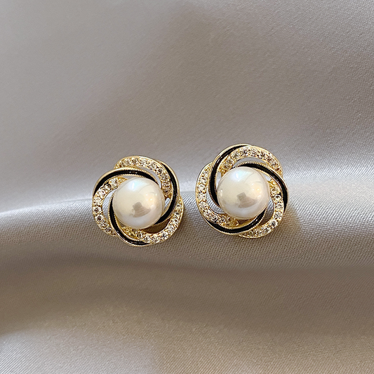 Pendientes de bola dorada brillantes para un look elegante