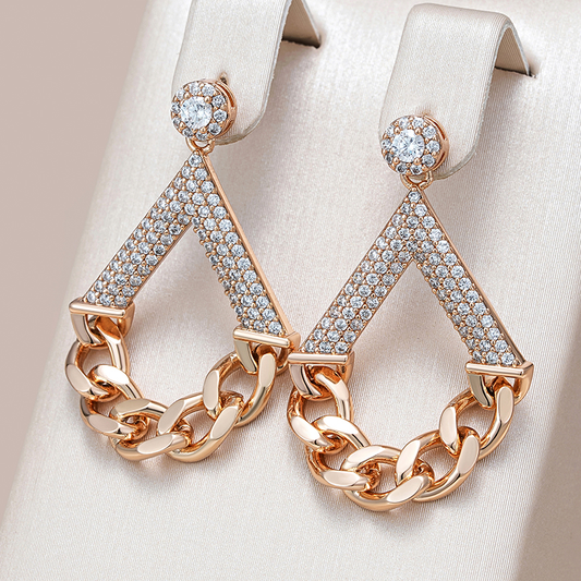 Pendientes elegantes con lujosas cadenas doradas brillantes