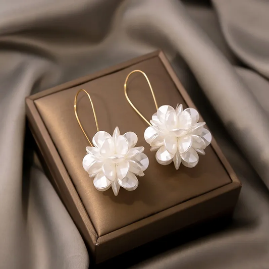 Pendientes encantadores con hermosas flores blancas