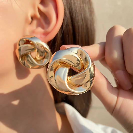 Pendientes fascinantes con una glamorosa lazada dorada