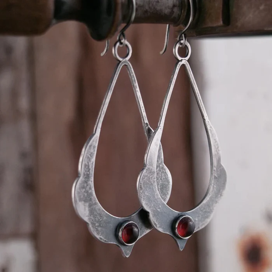 Aretes vintage elegantes con brillantes cristales rojos