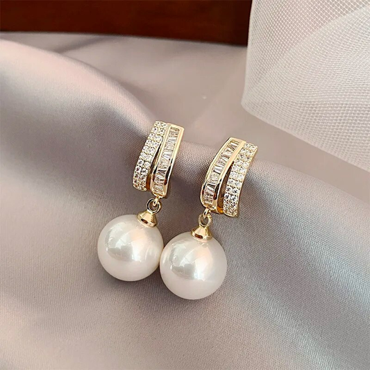 Aretes redondos elegantes con perlas brillantes