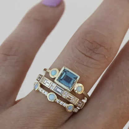 Anillo de inspiración vintage con radiante cristal azul