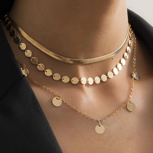 Elegante collares de cuello redondo con delicada capa de oro