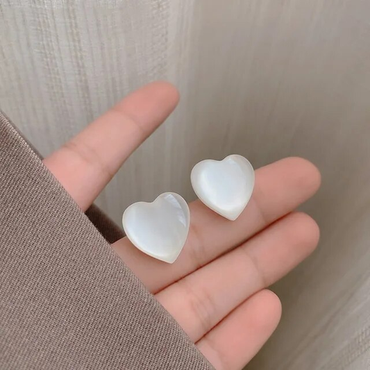 Pendientes impresionantes con elegantes corazones blancos