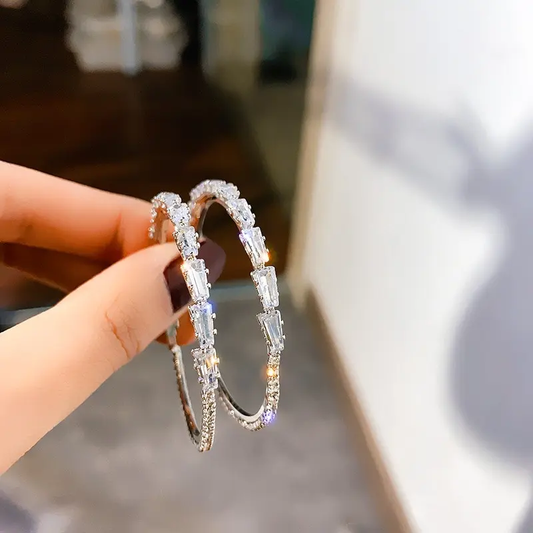 Pendientes glamorosos con zirconio cúbico brillante