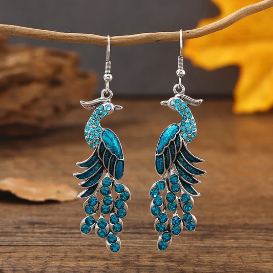 Pendientes vintage elegantes en brillante azul pavo