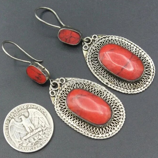 Pendientes vintage clásicos con brillantes piedras preciosas rojas