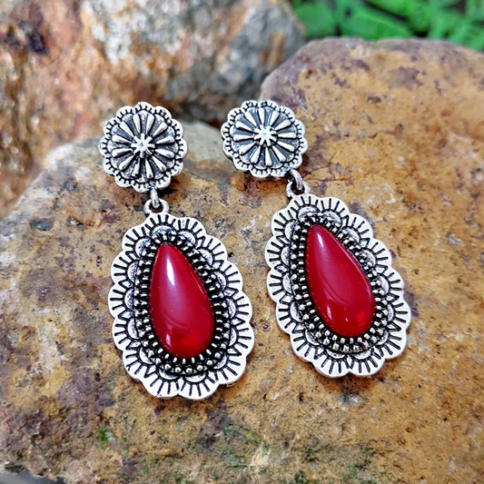 Pendientes vintage atemporales con brillante piedra roja