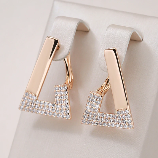 Pendientes de oro elegantes con diseño poco convencional
