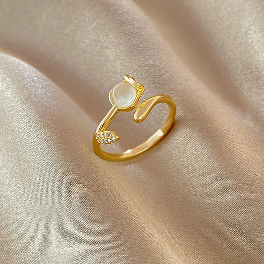 Anillo elegante de cristal de tulipán con montaje dorado
