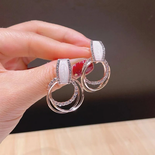 Pendientes elegantes y brillantes para una apariencia glamorosa