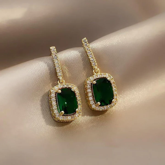 Pendientes glamorosos con brillantes cristales verdes