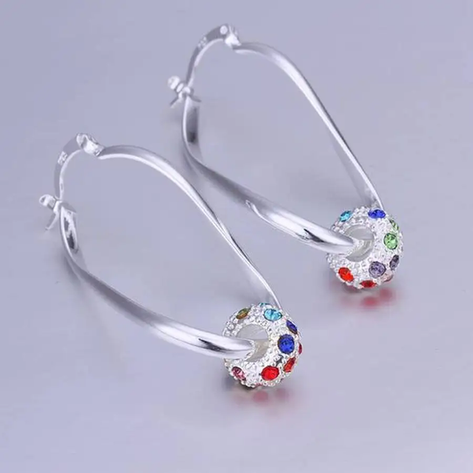 Pendientes multicolores brillantes con elegantes esferas de plateado brillante