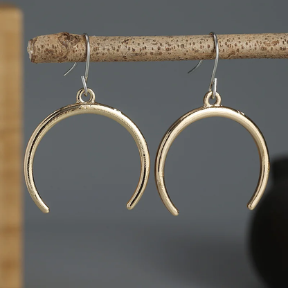 Elegantes pendientes de media luna vintage de oro y plata de alta calidad