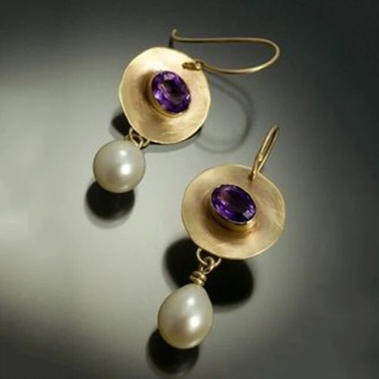 Pendientes vintage elegantes en oro con perlas brillantes y piedras de circonita moradas