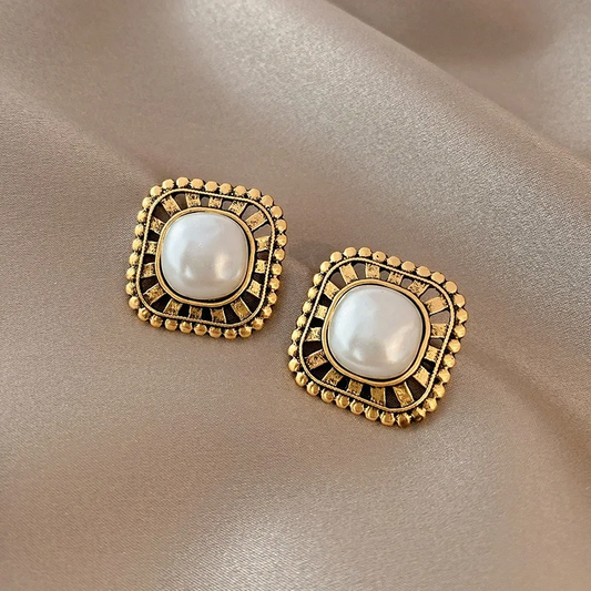 Elegantes pendientes dorados con exquisitos acentos de perlas