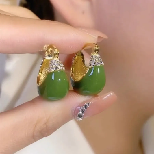 Elegantes pendientes verdes en diseño de cesta brillante