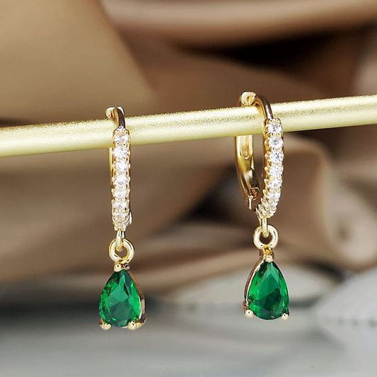 Elegantes pendientes de oro con cristal colgante brillante