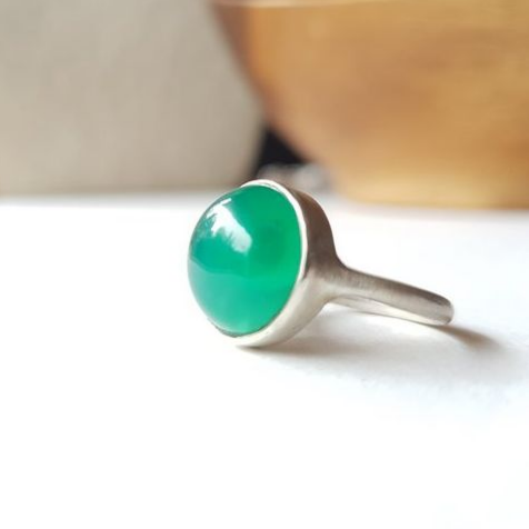 Anillo de cristal verde elegante con diseño de plata noble