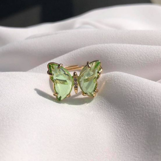Anillo de mariposa de cristal verde suave para un brillo radiante