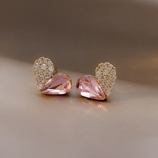 Pendientes de corazón brillantes en rosa glamuroso