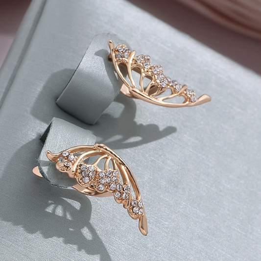 Aretes glamurosos con alas brillantes