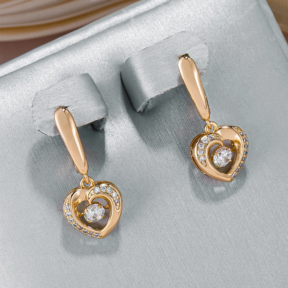 Pendientes dorados en forma de corazón encantadores: ¡Un toque de elegancia!