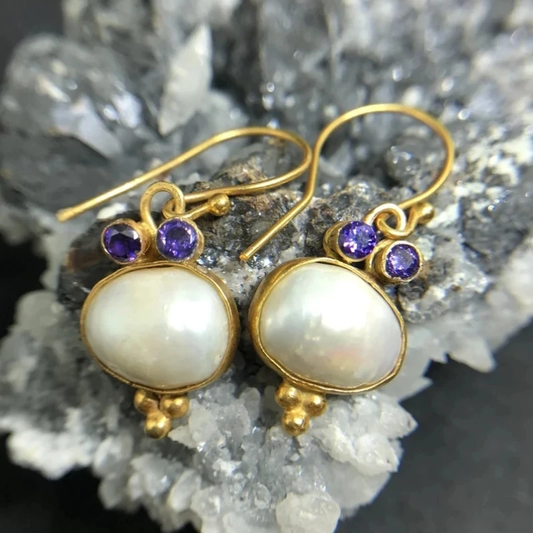 Pendientes vintage elegantes con perlas brillantes y exquisitos acentos dorados