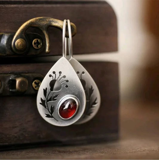 Pendientes vintage elegantes con brillantes gotas de cristal rojo