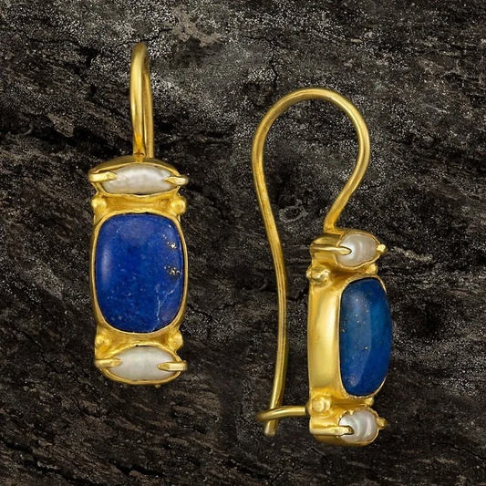 Pendientes vintage elegantes en azul brillante y oro noble