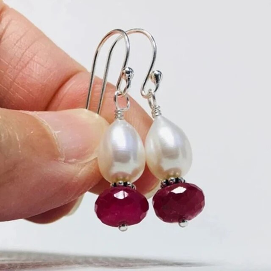 Pendientes vintage elegantes con encantadoras perlas y brillantes piedras preciosas rojas