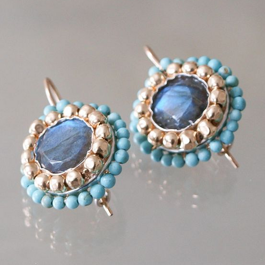 Pendientes vintage clásicos con brillantes piedras azules